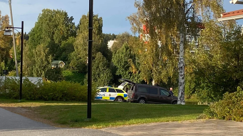 Patrullerna sökte av området kring Älvsbackabrons södra brofäste.