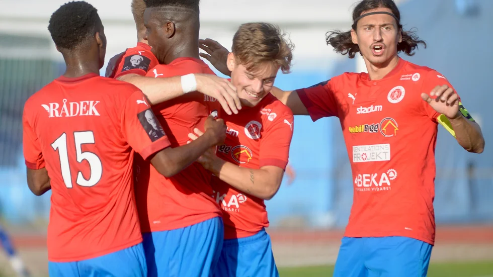 Bissarna hamnade själva i en liknande kollaps som Motala här har gjort på Rosvalla. Nu måste Nyköpingslaget kara av att resa sig utan sin härförare Enis Ahmetovic.