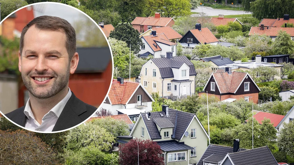 Strängnäs bostadspriser fortsätter att stiga. Infälld ses mäklaren Sebastian Hanisch.