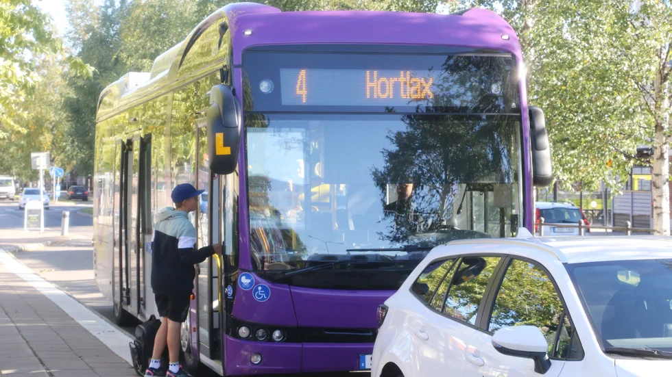 Den omgjorda linjedragningen och tidtabellen för linje 4 fortsätter att väcka oro och irritation, nu bland elever och föräldrar då morgonturen till Hortlax senarelagts.