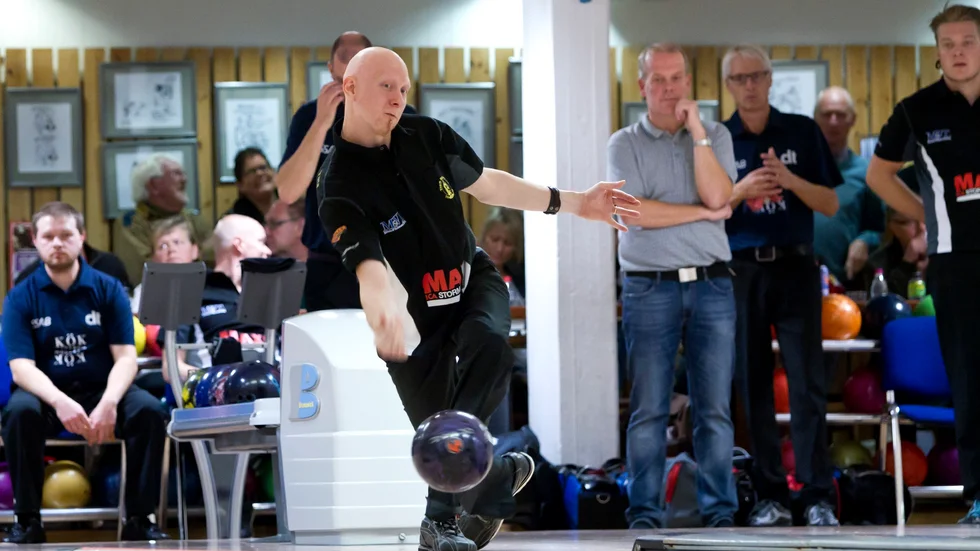 Tobias Karlsson och Tenpin får spela i division 3 i höst efter kvalförlust mot Mini-Arccus farmarlag.
