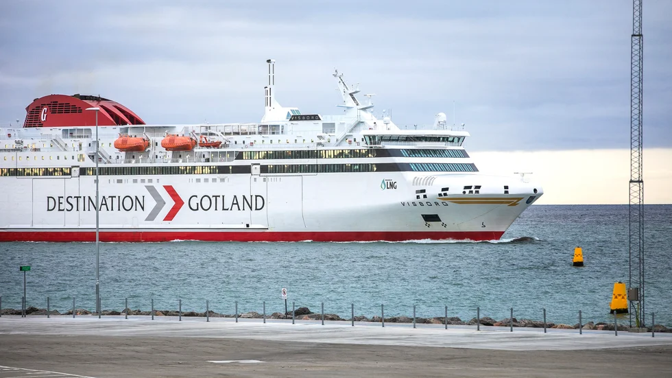 "Under 2020 gick merparten, 52 procent, av turerna inte på naturgas. 1 423 turer av totalt 2 715 turer kördes i stället med MGO (marine gas oil), det bränsle som användes i de gamla färjorna."