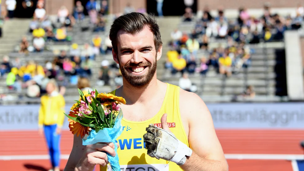 Mattias Lindberg avtackades med blommor efter sin sista Finnkamp. Nu riktar han in sig på jobbet som kökschef.