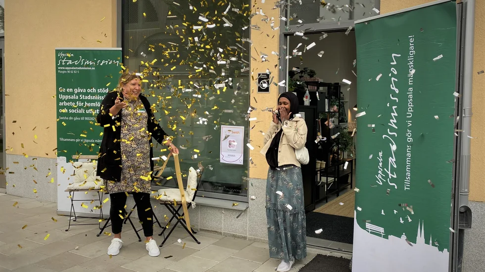 Johanna Rudmark Hagström, socialchef på Uppsala Stadsmission, och Sofia Hussen Mohamud klipper bandet under fredagens invigning.