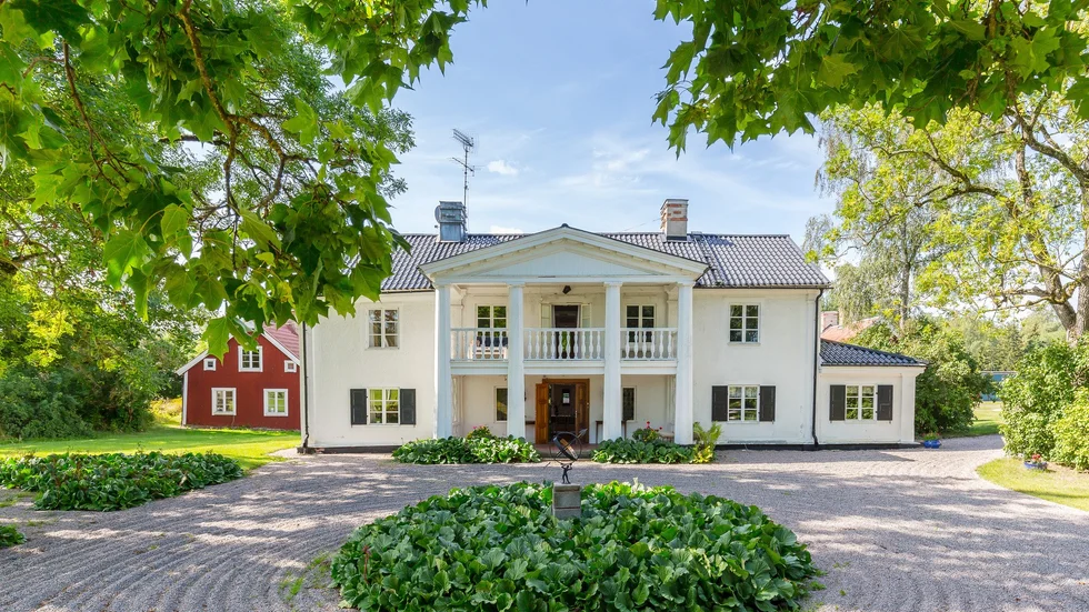 Kölva gård var omnämnt som gästgiveri redan 1742 och var aktivt som det fram till 1907. Gårdens areal fördelas över 107 hektar åker- och betesmark samt 251 hektar produktiv skogsmark. 