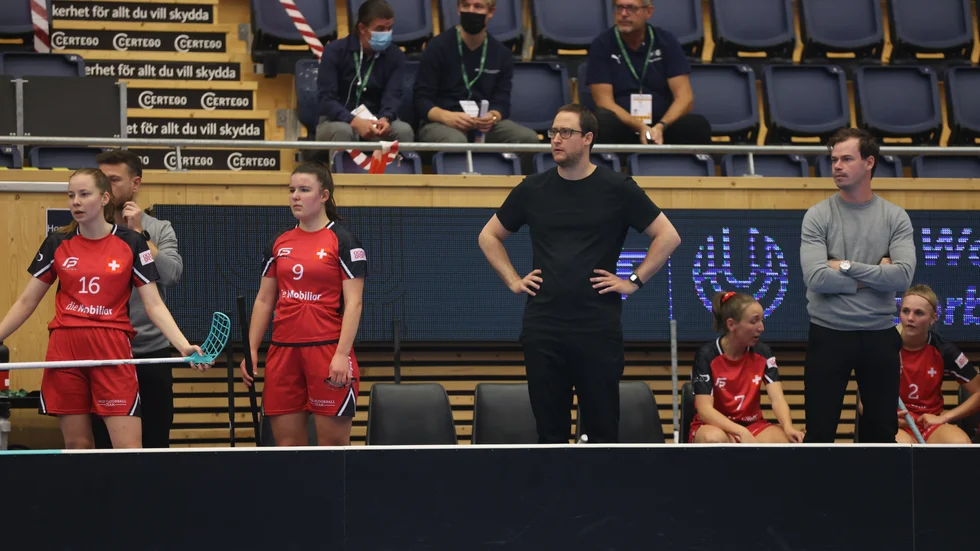 Oscar Lundin, t h, är huvudtränare i Storvretas herrar, men just nu även assisterande coach i Schweiz U19-damer på VM.