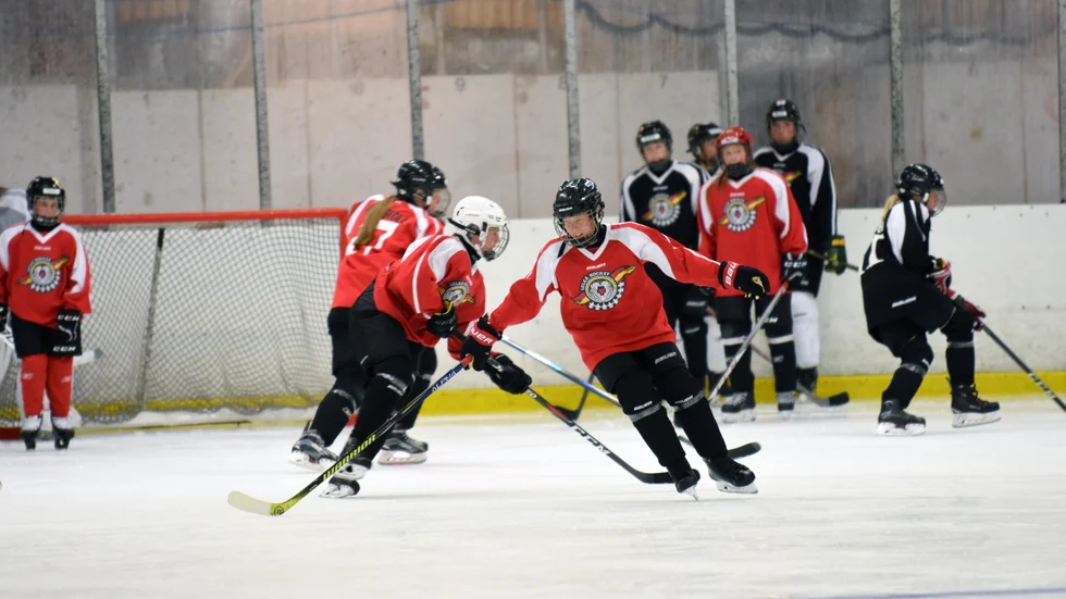 Tjejhockeyn ökar i Luleå. Det är en av anledningarna till att det finns ett hårt tryck på istider.