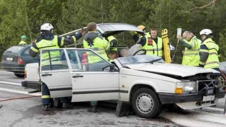 Tre personer skadades vid kollisionen på E4. Räddningstjänsten klippte taket av ena fordonet för att få ut de skadade. FOTO: Göran Ström