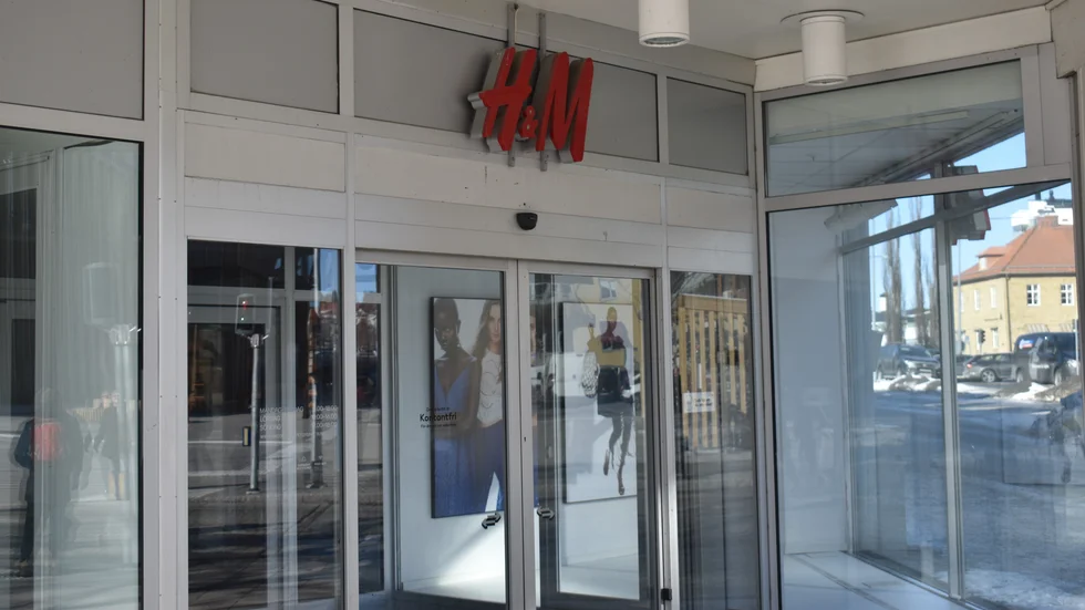 Klädjätten H&M vill att fler anställda ska dela på färre arbetstimmar. ”Om vi går den här vägen som bransch har vi snart inga kvar som har råd att jobba i butikerna”, förklarar Andreas Sjögren handels Västerbotten