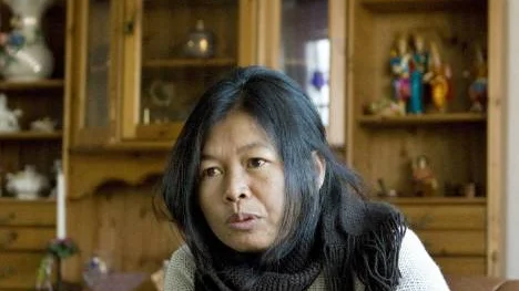 Junya Yimprasert, ordförande i MWUT, berättar att många av de thailändska bärplockarna, som är fattiga bönder från nordöstra Thailand, har satt sina hem och sin jord i pant för att kunna låna pengar till resan till Sverige.FOTO: Göran Ström