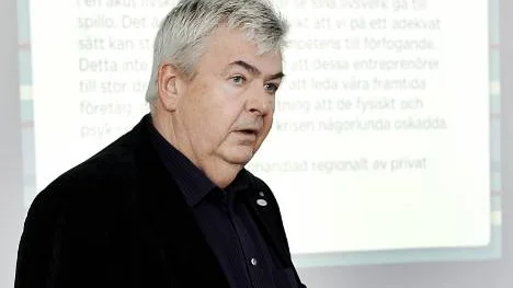 Företagarnas  regionchef Kjell Hjelm välkomnar oppositionens förslag om sänkta arbetsgivaravgifter. Men det behövs mer av åtgärder, säger han.