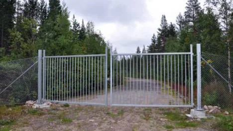 Tre kraftiga skalv inträffade i Dennwitz hängvägg under helgen. Här den avstängda vägen mot gruvsamhället Dennewitz som evakuerades 1964. FOTO: Marie Ridderström