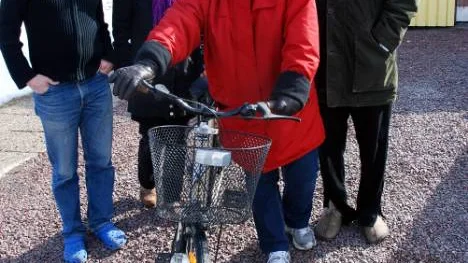 Goda grannar kan man inte ha för mycket av. Makarna Gun och Lennart Finnsson, hjälpte till när bodensaren Eva Nilsson råkade ut för en våldsam cykelvurpa. Något som hon och maken Ove tycker är värt massor med rosor. FOTO: Lena Leffler