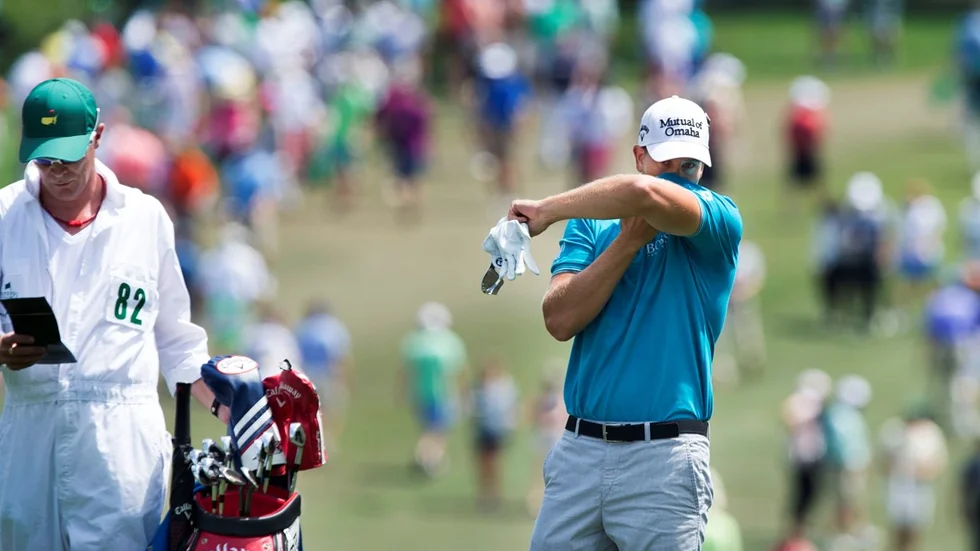 AUGUSTA 2015-04-09
Henrik Stenson, Sweden sweatting on the first fairway to the left his caddie Gareth Lord during the first day of the US 2015 Masters golf tournament at Augusta National Golf Club.
Foto: Christer Höglund / TT / kod 1019