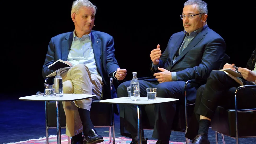 Toppmöte. Carl Bildt i samtal med Mikhail Chodorkovskij på Kulturhuset i Stockholm.