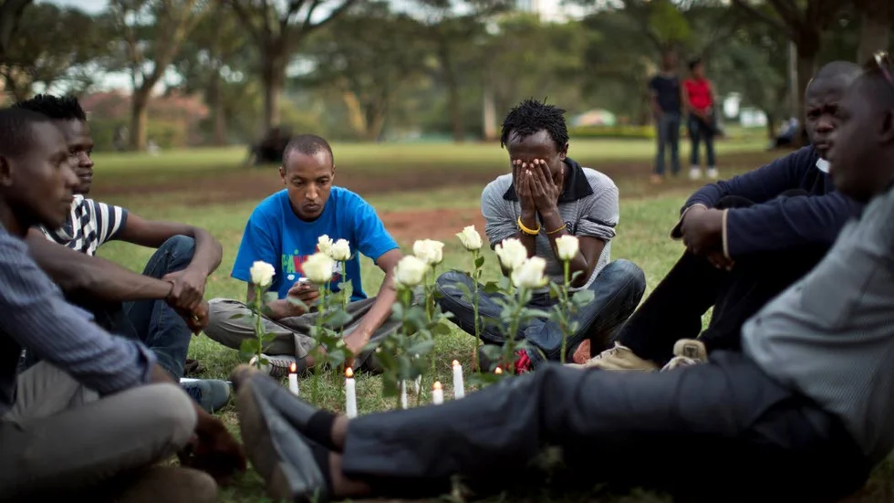Sörjer offren. Massakern på 147 människor vid universitetet i Garissa är en tragedi för Kenya på flera sätt.