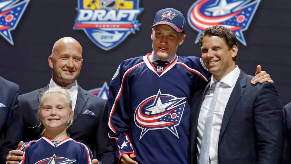 Gabriel Carlsson i nya tröjan tillsammans med Columbus ledning. LHC-backen valdes som nummer 29 i draften.