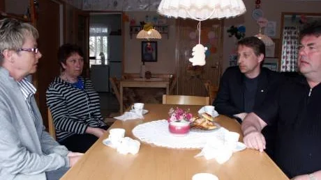 Anki Björkman och Anita Abrahamsson på Lyrans förskola hade mycket att säga till moderate riksdagsmannen Krister Hammarbergh.                                                                                                                                     FOTO: K-L SUNDQVIST FOTO: K-L Sundqvist