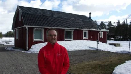 Håkan Johansson, som bor i en röd stuga vid sjön, välkomnar nya grannar till Vassaraträsk.