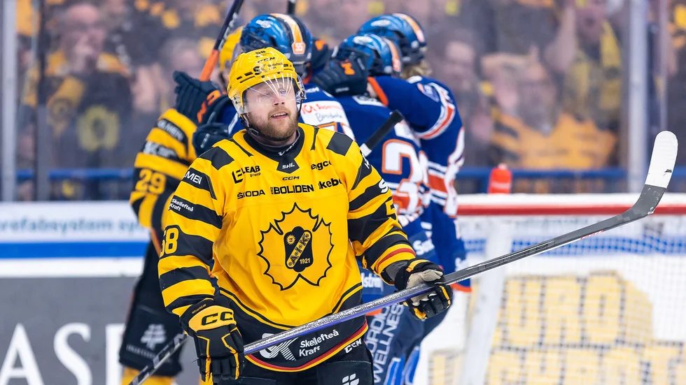 Oskar Nilsson deppar efter ett av Växjös två mål i den andra perioden när Skellefteå AIK tappade 2–0 till 2–2.