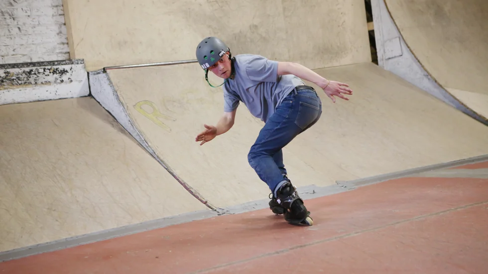 Oliver Enavall körde med hög hastighet och visade upp flera tricks. Här har han precis landat efter att han hade hoppat upp på väggen och snurrat ett varv. 