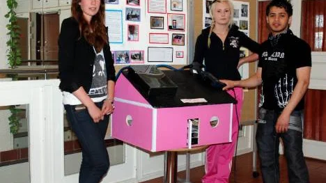 Karin Vennberg , Frida Johansson och Ibrahim Moussa, tre av eleverna bakom skapandet av det miljövänligt uppvärmda huset. Saknas på bilden gör kompanjonen Helena Liljebäck.
