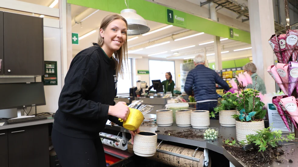 "Jag älskar att hålla på med blommor och träffa folk", säger Johanna Gunnarsson, som studerar till florist och är praktikant på Blomsterlandet.