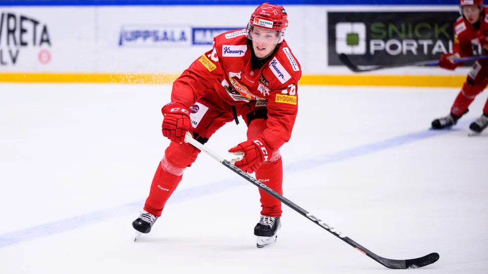 Jacob Svenssons karriär har varit kandad av skador. I december fick han en smäll som kunde ha kostat honom hockeykarriären, men nu är han på väg tillbaka.