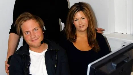 Platschefen Jonny Hiltula tillsammans med sina nyanställda säljare Robin Skoog och Sara Chineke. "Det känns bra att ha ett arbete", tycker båda. FOTO: Lena Leffler