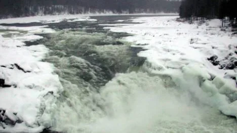 Jokkfall är en av de klassiska forsarna i Kalix älv som intimt förknippas med laxfisket. Fler fiskar har noterats i laxtrappan men Fiskeriverkets glädje-siffror från i höstas verkar ändå inte stämma.FOTO: bosse johansson
