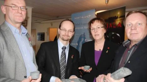 Krister Örnfjäder, Tomas Eneroth, Karin Åström och Bengt Niska hoppas och tror att det inte ska stanna vid att bara plocka upp borrprover från markerna kring Kaunisvaara.FOTO: Kurt-Lennart Sundqvist