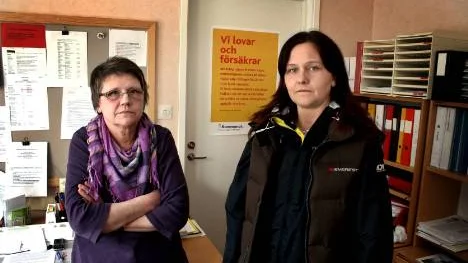 Mary Poromaa vid Kommunal i Kiruna och Ulrika Karlström vid hemtjänsten är kritiska till att kommunen inför delade turer med morgonpass och kvällskift under en och samma dag.FOTO: HANS STERNLUND