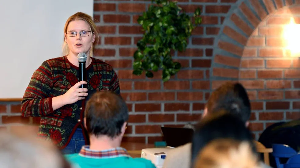 TVÄRVÄNDNING. Istället för att bygga om delar av gymnasieskolan/gamla elevhemmet ska kommunen nu utreda om det tillfälliga HVB-hemmet på Bränna camping kan göras permanent med fler stugor och en servicebyggnad. Det berättade kommunalråden Sarah Karlsson (C) och Mikael Larsson (V).