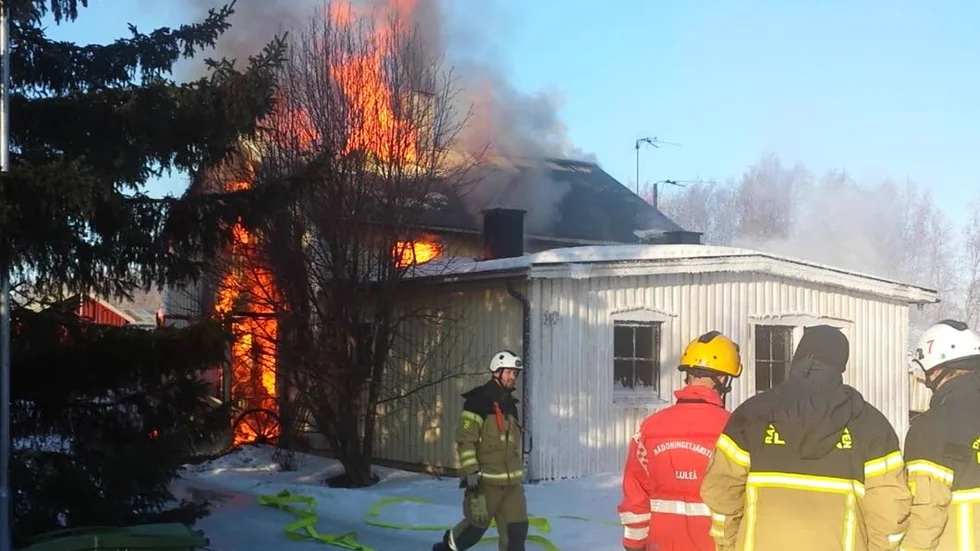 TOTALBRAND. Huset blev snabbt övertänt och gick inte att rädda. Paret Larsson är dock tacksam att de klarade livhanken.