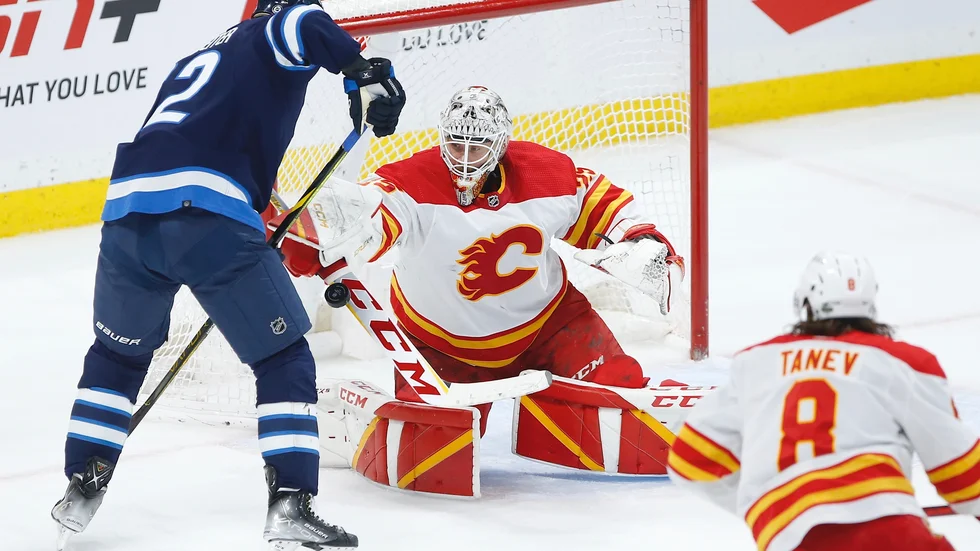 Calgarys målvakt Jacob Markström räddar ett av 34 skott mot Winnipeg.