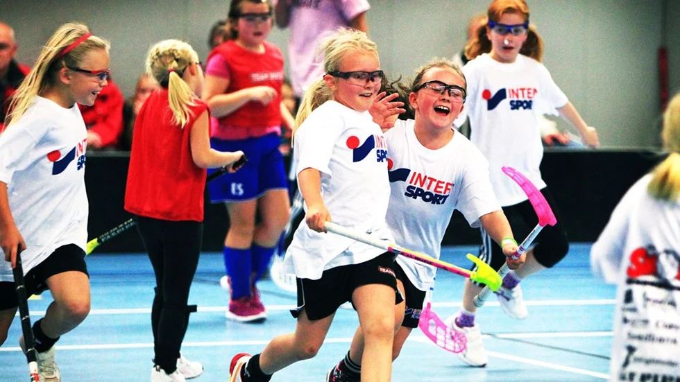 Måljubel. Nathalie Hultmark, Elsa Kallentoft, Johanna Larsson och Hanna Persson firar ett snyggt mål.