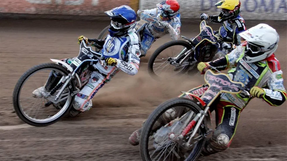 Vetlandas Martin Vaculik (blå) och Emil Sayfutdinov (röd) åkte betydligt fortare än Greg Hancock (gul) och Przemyslaw Pawlicki (vit). Därför vann Vetlanda med klara 51-39