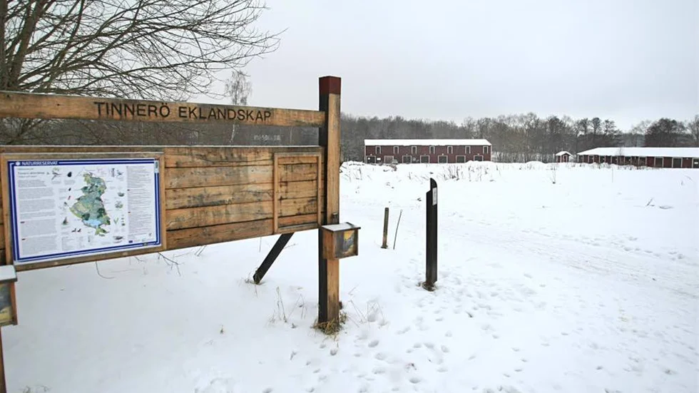 En gång militärens övningsområde, numera kommunal mark. Linköpings hundungdom hyr lokaler och kommer att tvingas flytta när stallet byggs.