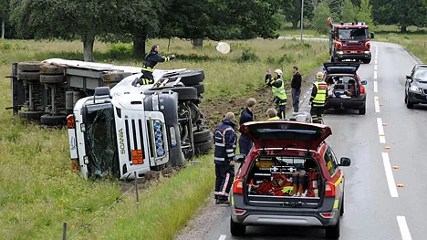 Tankbilen med släp välte på länsväg 131 i Ydre kommun.