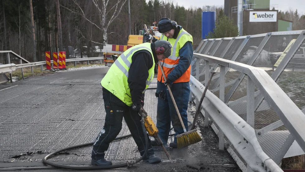 Bosse Kjellgren och Björn Källman ska bland annat förstärka bron med fyra ton stål.  Som plåster på bron, säger Bosse.