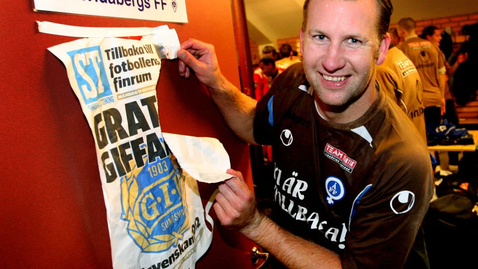 Henrik Gustavsson med löpsedeln som tände ÅFF.