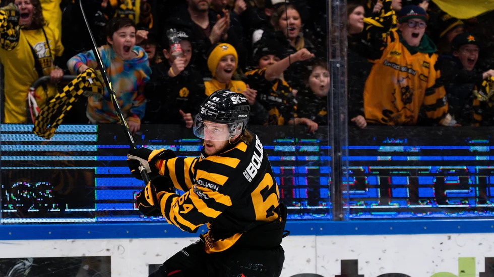 Jonathan Pudas jublar. Hans segermål var ett stort steg närmare en SM-final.