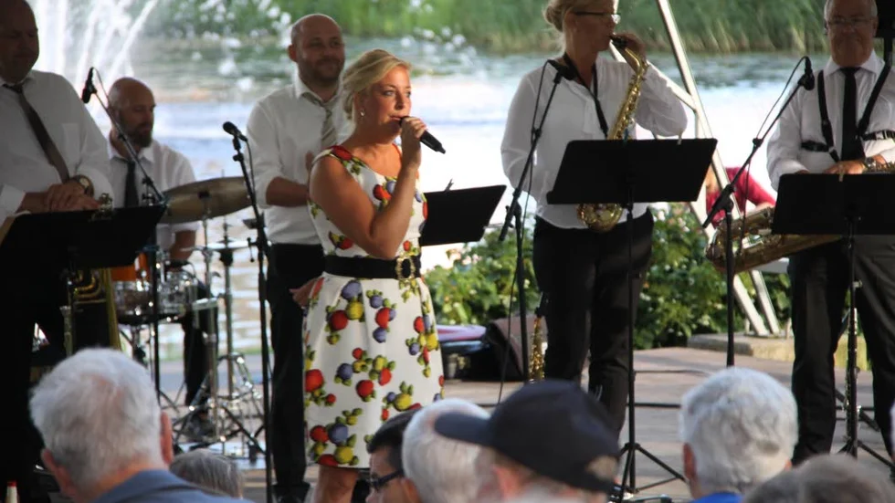 Finalkväll. Maria Olofsson med Östgötabandet satte punkt för sommarmusiken mitt i Mjölby