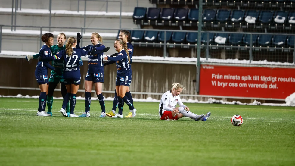Jubel för bland andra Saori Takarada, Cajsa Andersson, Olga Ahtinen och Emma Östlund efter LFC-segern mot Rosengård.