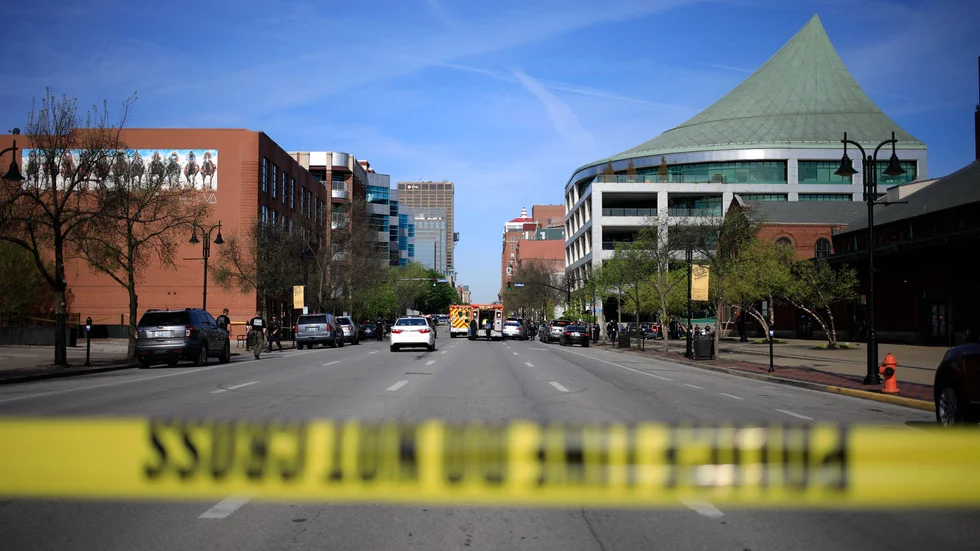 Minst fem personer dödades i ett skottdrama i Louisville i Kentucky.