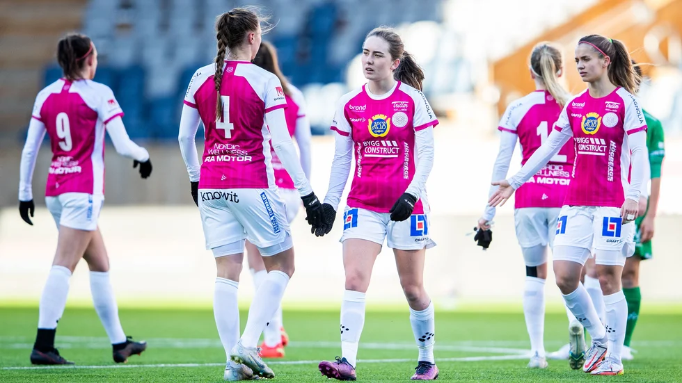 Uppsala fotboll är ett av få lag i damallsvenskan som fortsatt spelar i vita shorts.