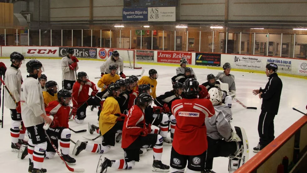 Istid. Tränare Peter Forsén tränar 18-åringar i Mjölby Hockeys juniorlag på fredagkvällen. Till hösten kommer gymnasieelever kunna träna även på dagtid.