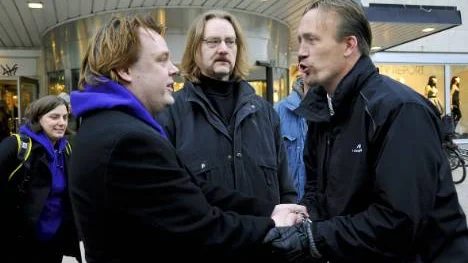 Piratpartister möttes på Storgatan i Luleå i går. Från vänster partiledaren Rick Falkvinge, valledaren Fredrik Holmbom och partimedlemmen Tony Karlsson, Boden.FOTO: Bengt-Åke Persson
