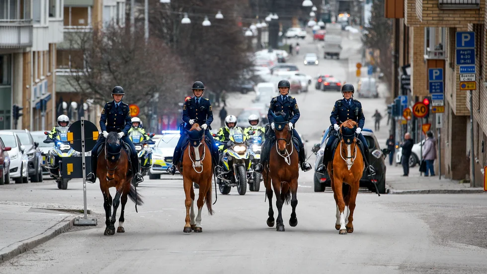 Ridande poliser eskorterade kistan den sista vägen fram till Matteus kyrka.