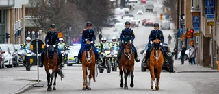 TV: Ridande poliser förde kistan sista biten mot kyrkan